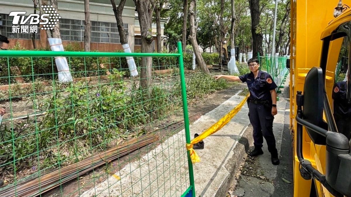 高雄中崙國小瓦斯外洩，警消急灑水。（圖／TVBS）