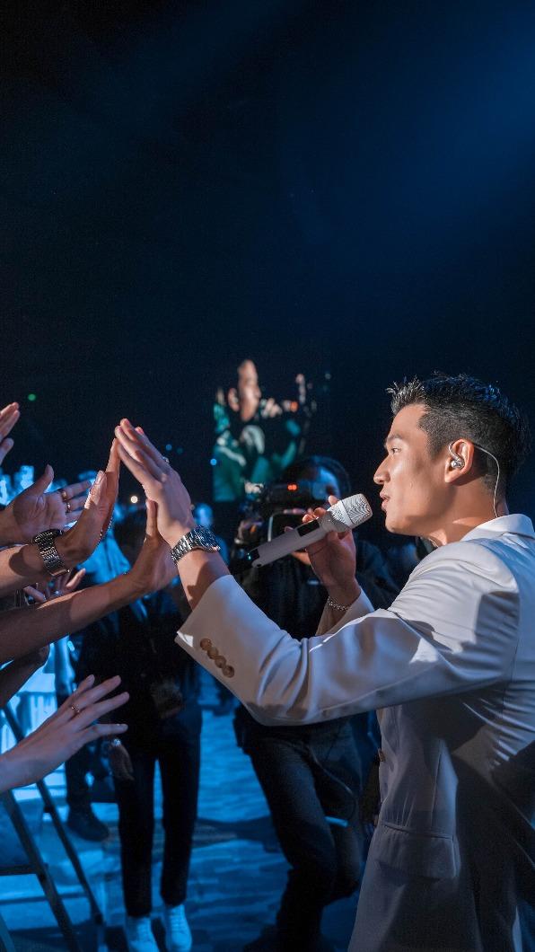 周興哲衝下台跟粉絲互動。（圖／星空飛騰提供）