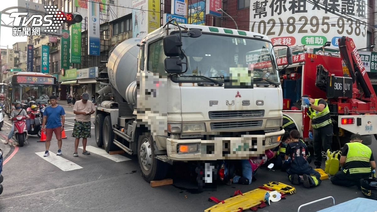 婦人被壓在車底下，大批警消到場搶救。（圖／TVBS）