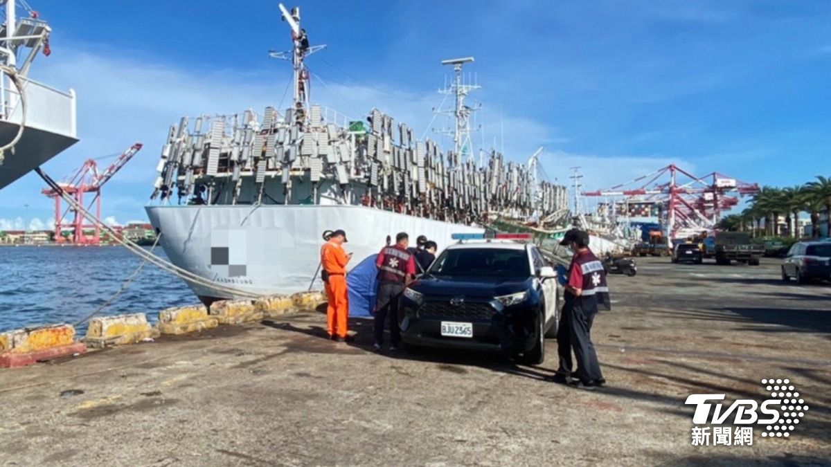 呂男疑似要撿掉落海中的裝卸用鋁鈎,跳入海中不幸罹難。(圖/TVBS)