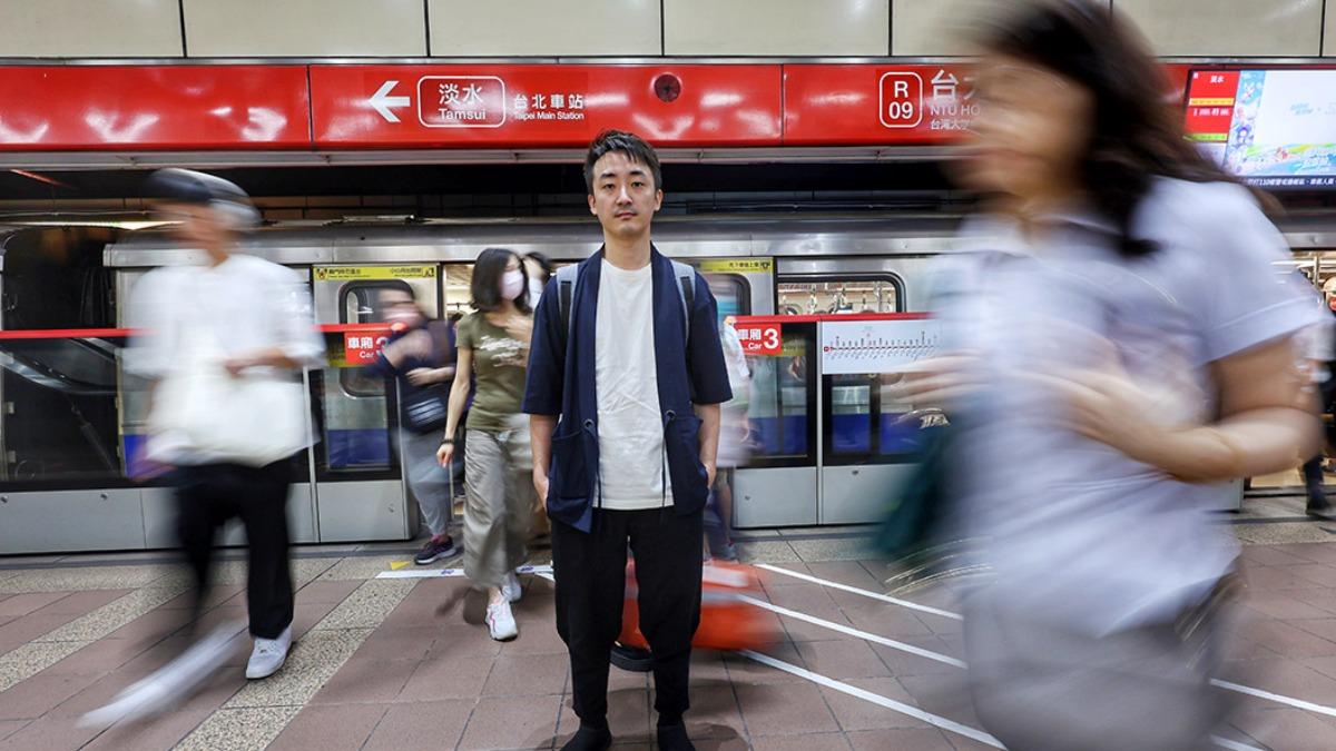 陳業鵬從淡水搭捷運到台大醫院站,每天搭乘捷運只有0.325公斤碳排量。(圖/TVBS)