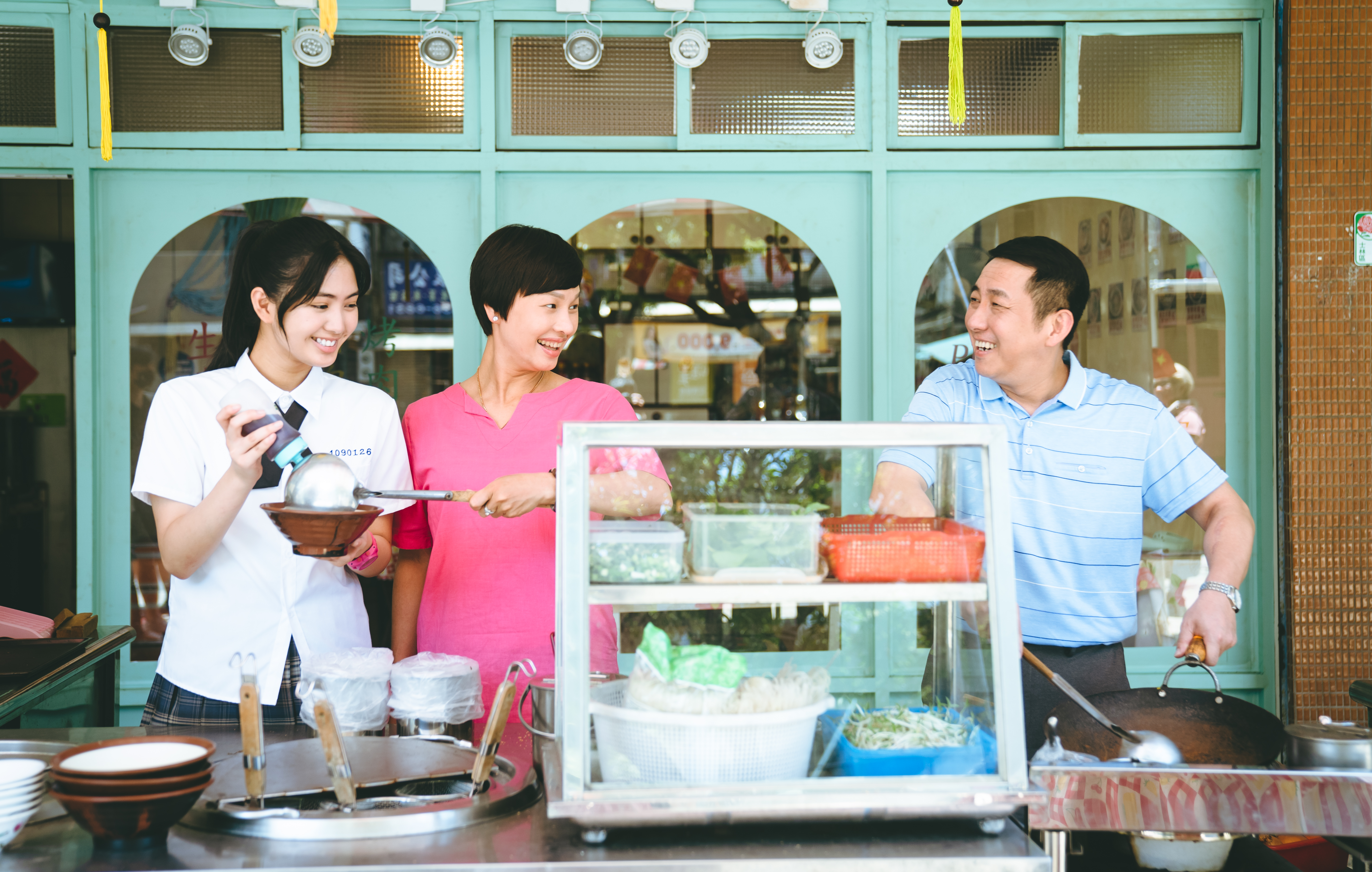 雷嘉汭（左）飾演越南新二代，由屈中恆（右）、阮氏翠恆（中）共演雙親。（圖／CATCHPLAY+提供）