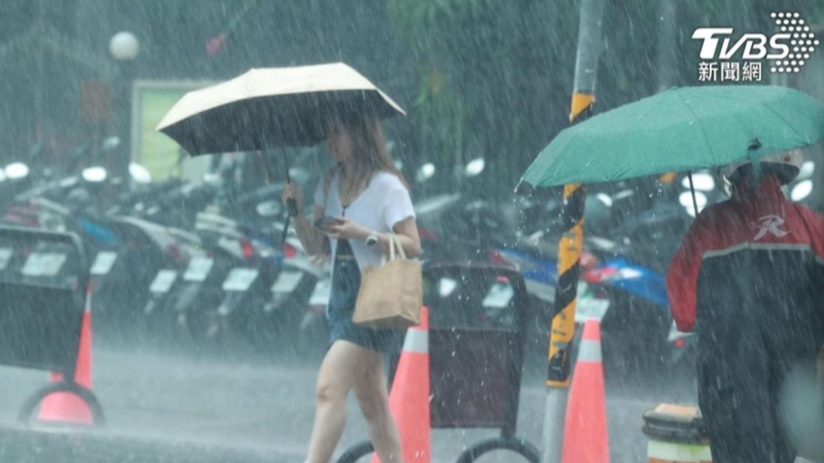 氣象署發布大雨特報。（圖／黃城碩攝）