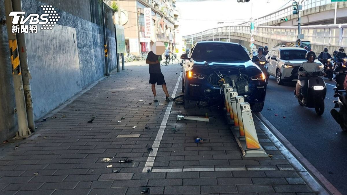 休旅車失控衝上人行道，當場撞斷19根停車柱，3輛單車也被撞毀。（圖／TVBS）