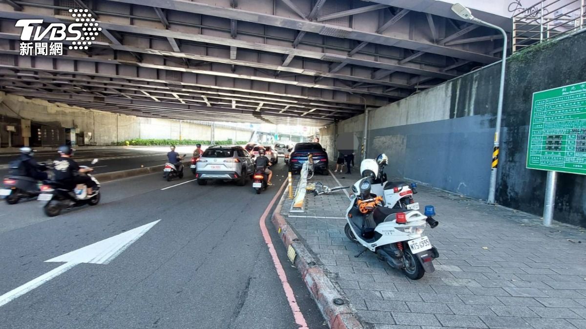 休旅車失控衝上人行道，當場撞斷19根停車柱，3輛單車也被撞毀。（圖／TVBS）