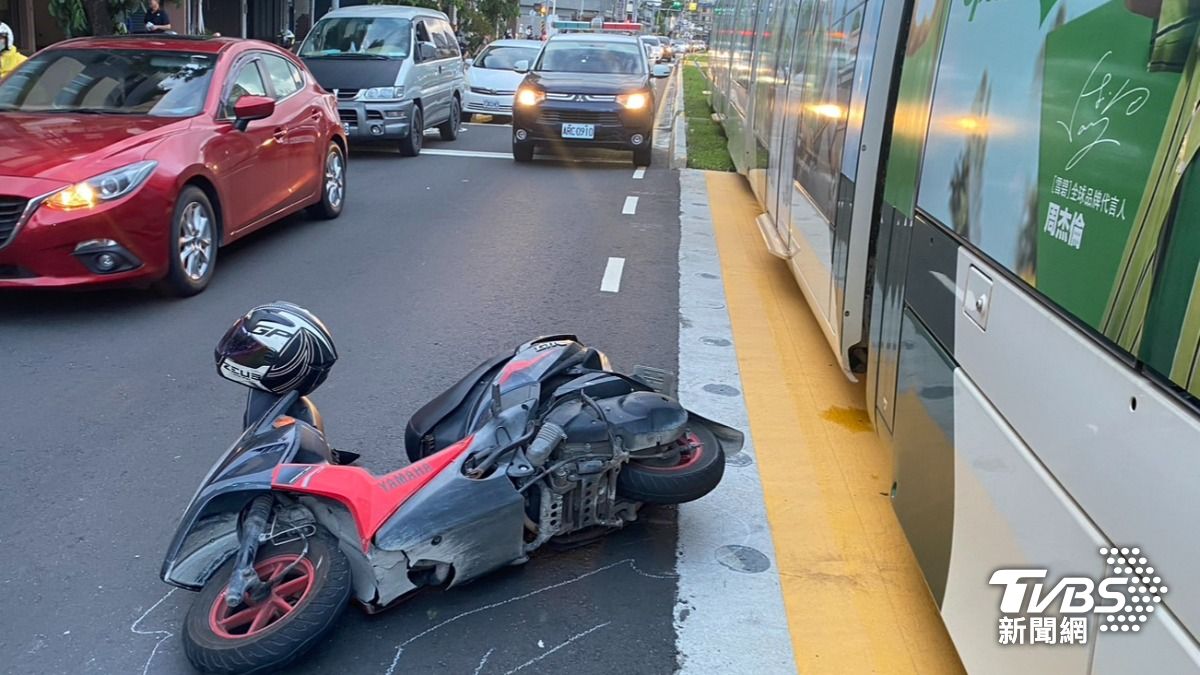 輕軌列車遭違規左轉摩托車撞上。（圖／TVBS）