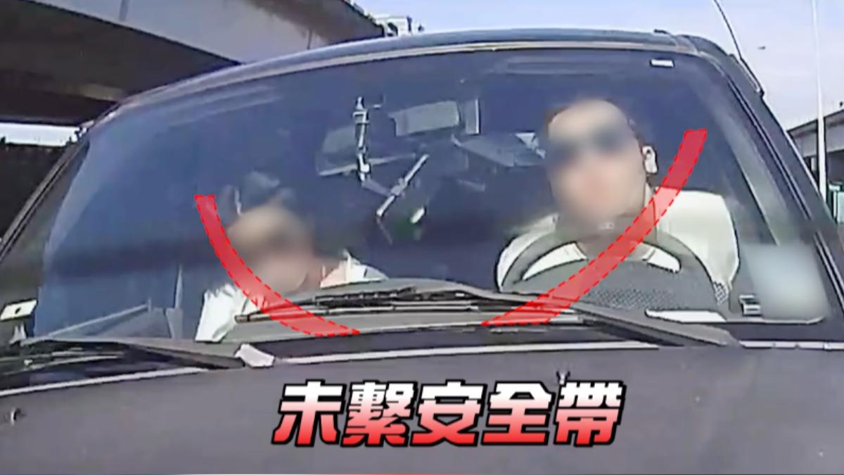 未繫安全帶發生車禍，車內2人直接撞擊擋風玻璃。（圖／翻攝自國道公路警察局臉書）