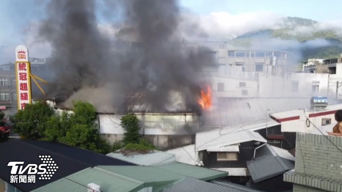 花蓮玉里一間大型賣場今日清晨傳出火警。（圖／TVBS）