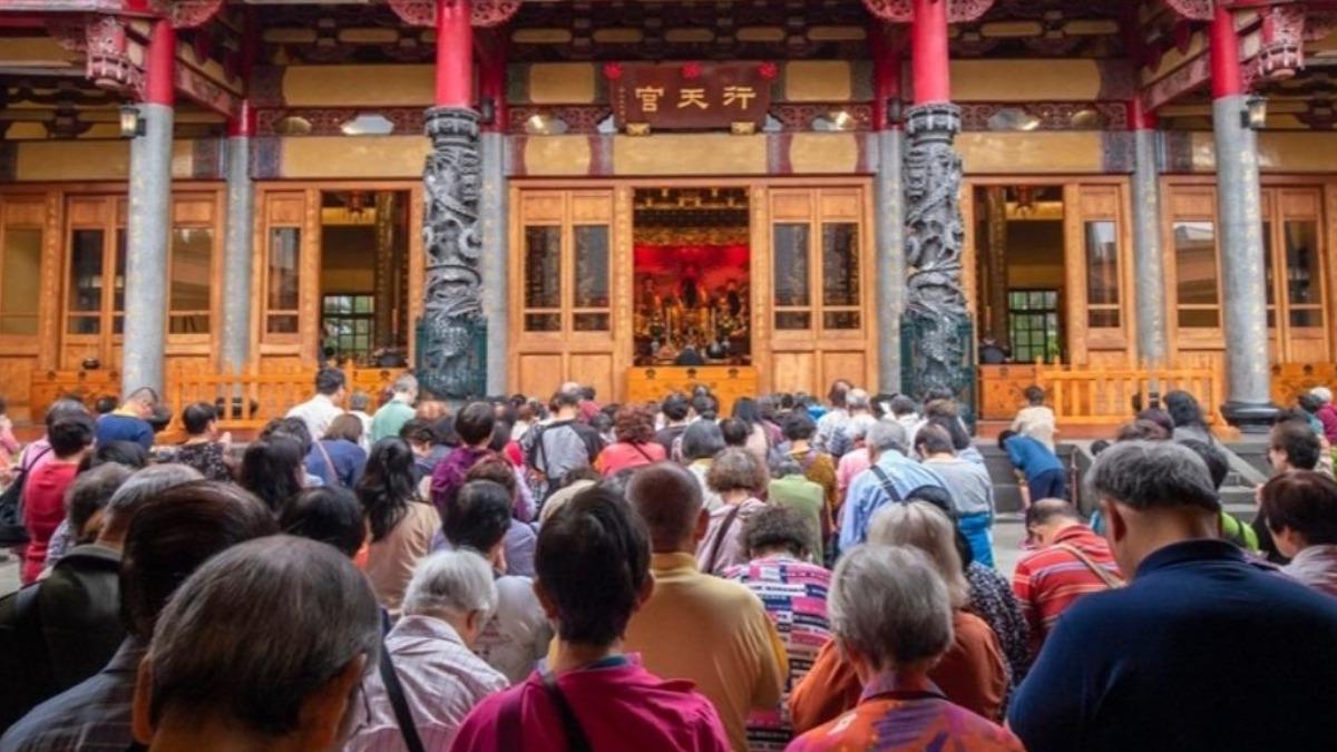 有網友說行天宮自從沒香爐後就很少神明。（圖／翻攝自行天宮五大志業臉書）