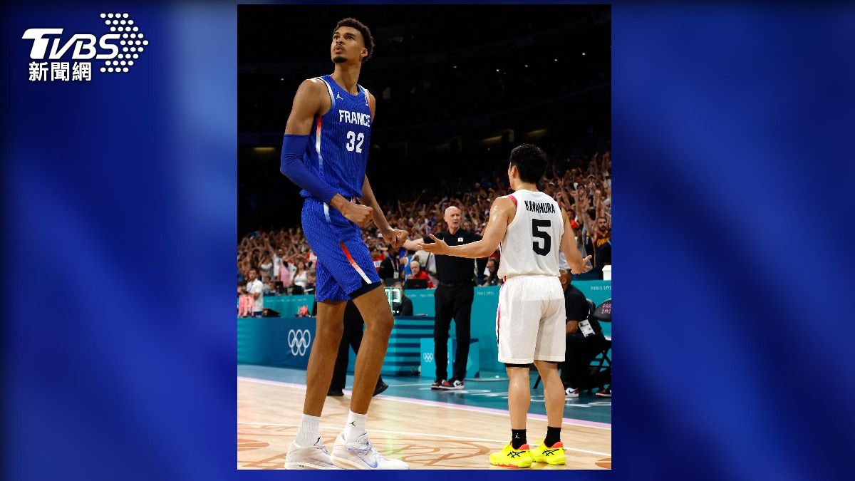 文班亞馬跟172公分的河村勇輝也有極大的身高差。（圖／達志影像路透社）