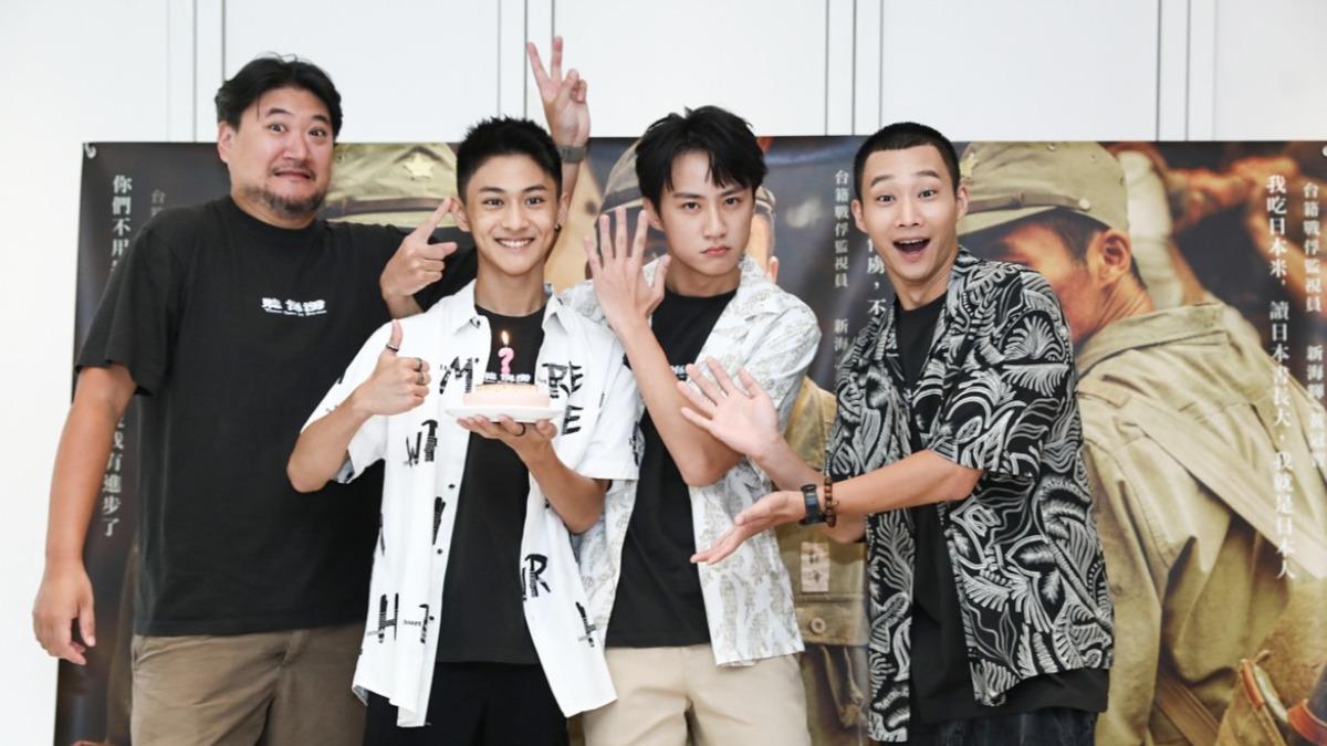 《聽海湧》導演孫介珩（左起）、吳翰林、黃冠智一起為朱宥丞（左二）慶生。（圖／翻攝自朱宥丞臉書）