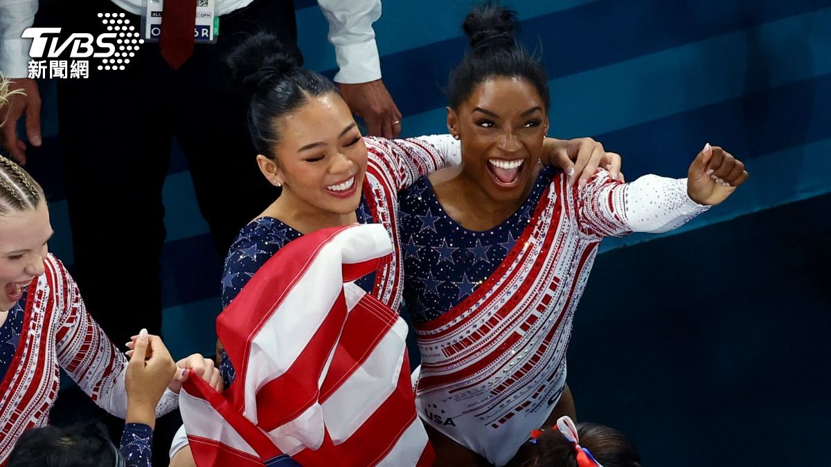 體操女將李蘇妮（Suni Lee）與拜爾斯（Simone Biles）攜手重返榮耀！ (圖／達志影像路透社)