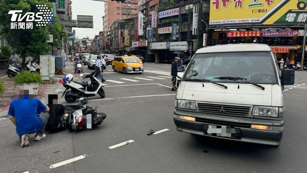 廂型車闖紅燈撞飛女騎士。(圖/TVBS)
