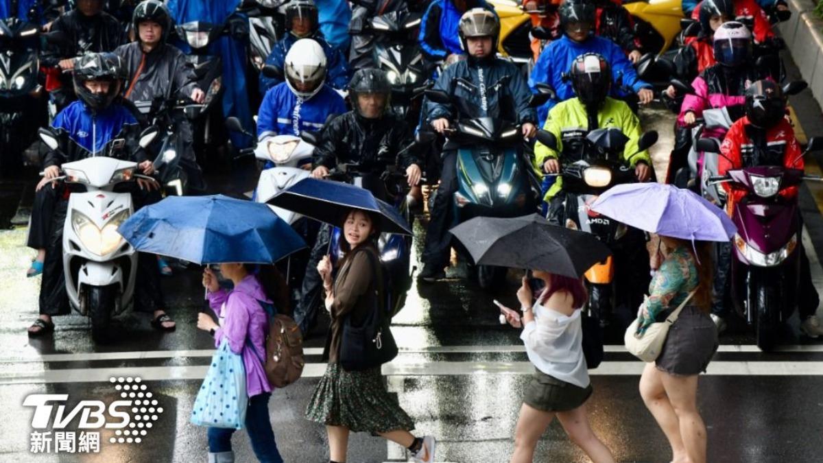 午後雷陣雨讓人猝不及防。（圖／胡瑞麒攝）