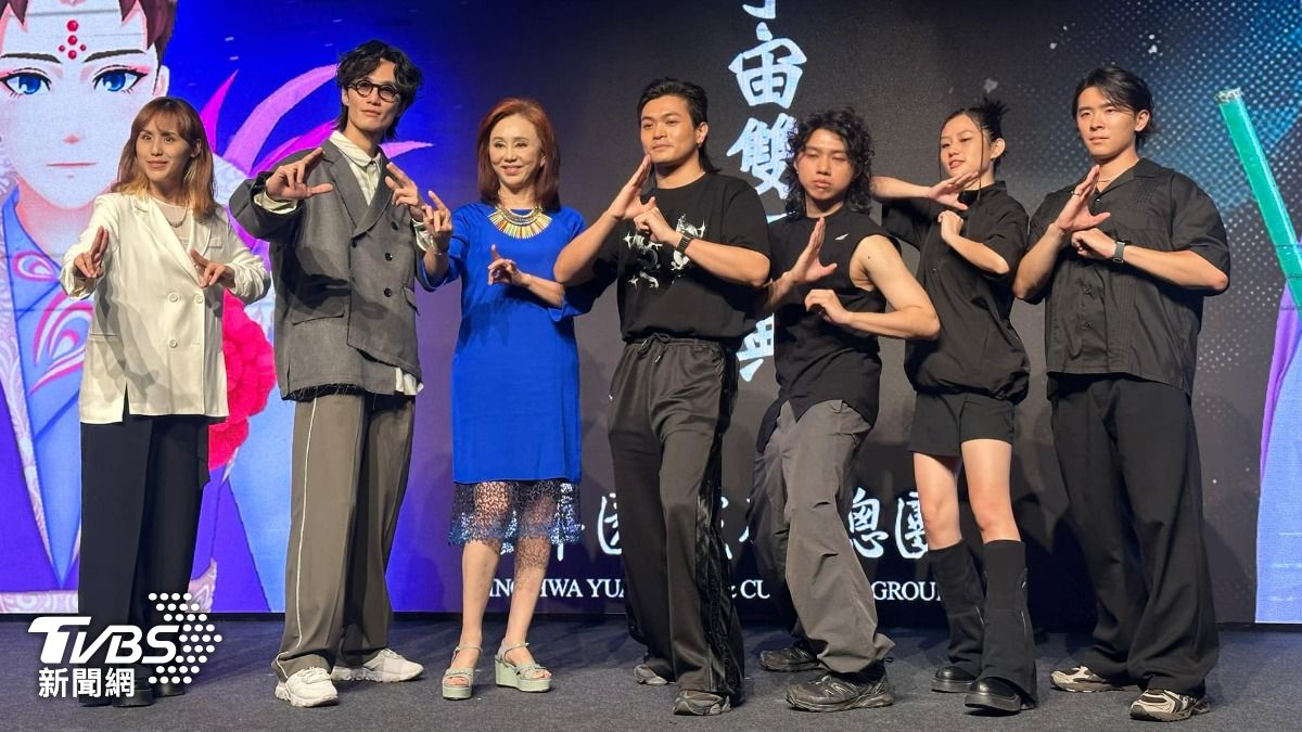 孫翠鳳（左三）和李英宏（左二）、美秀集團跨界合作。（圖／陳郁文攝）