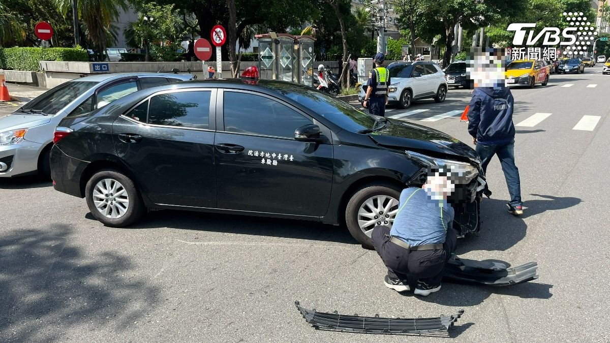 台中地方法院的勘驗車發生碰撞。（圖／TVBS）