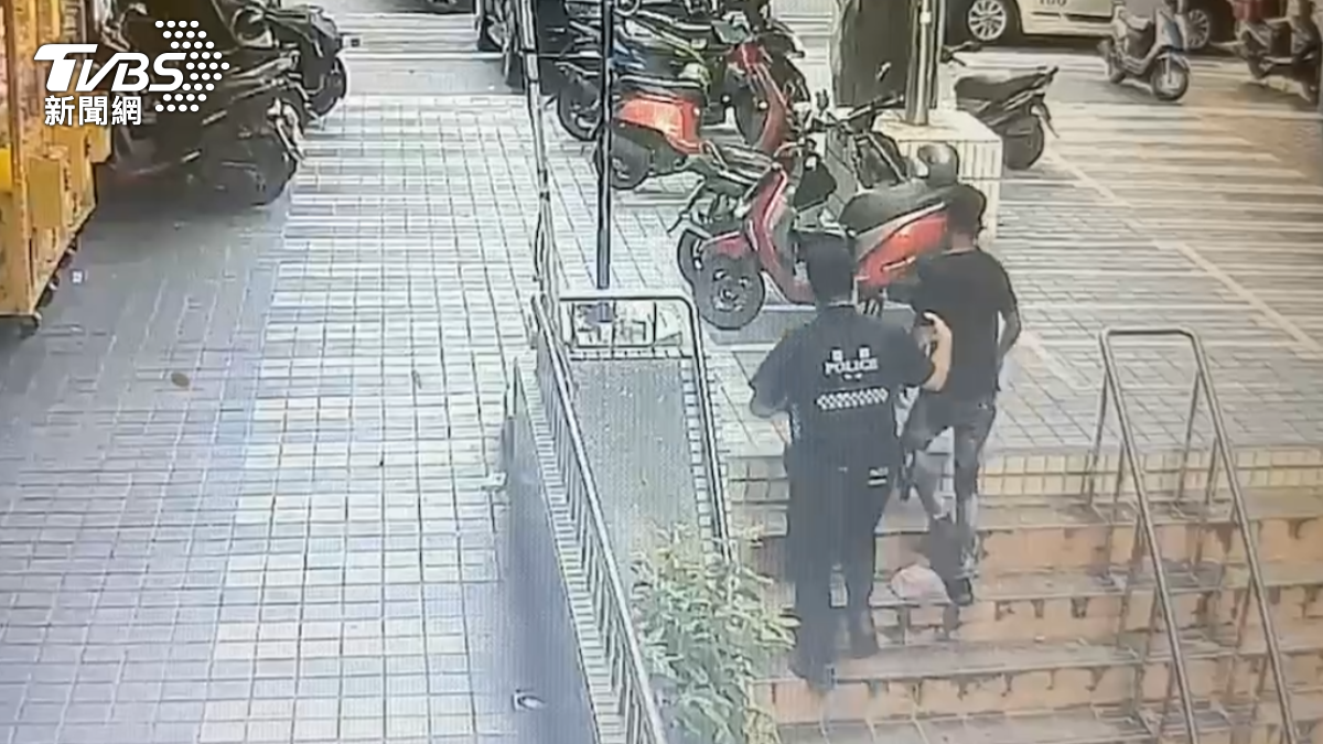 台東男右手遭砍斷,警方獲報趕抵現場。(圖/TVBS)