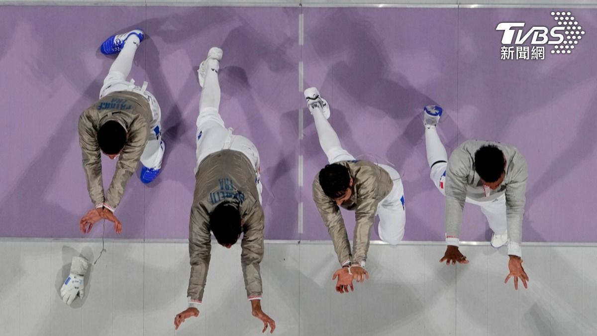 法國擊劍軍刀男團一同做出《七龍珠》主角孫悟空招牌的「龜派氣功」。（圖／達志影像美聯社）