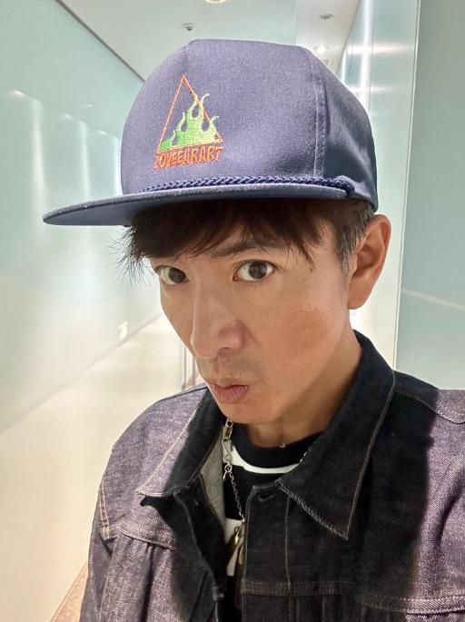 木村拓哉在香港廣告中拿漢堡的手勢，與之前在日本拍攝廣告時相同。（圖／翻攝自木村拓哉IG）