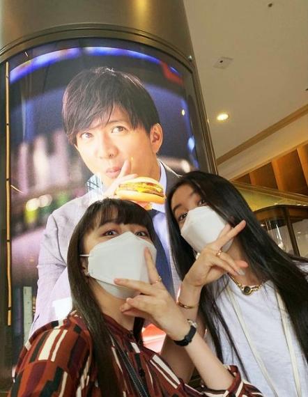 木村拓哉的2個的女兒模仿爸爸的「木村握」。（圖／翻攝自木村心美IG）