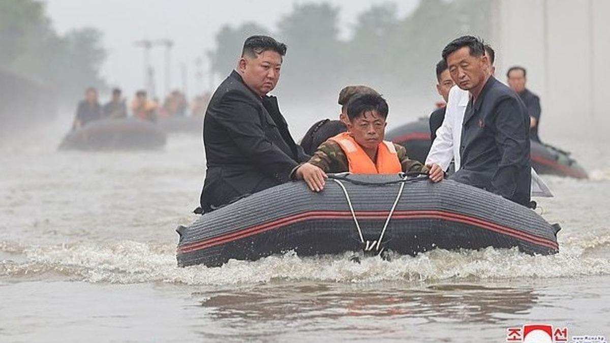 金正恩拚了！划汽艇乘風破浪險撞樹，「相撲級體重」一人抵三人。（圖／翻攝自《朝中社》）