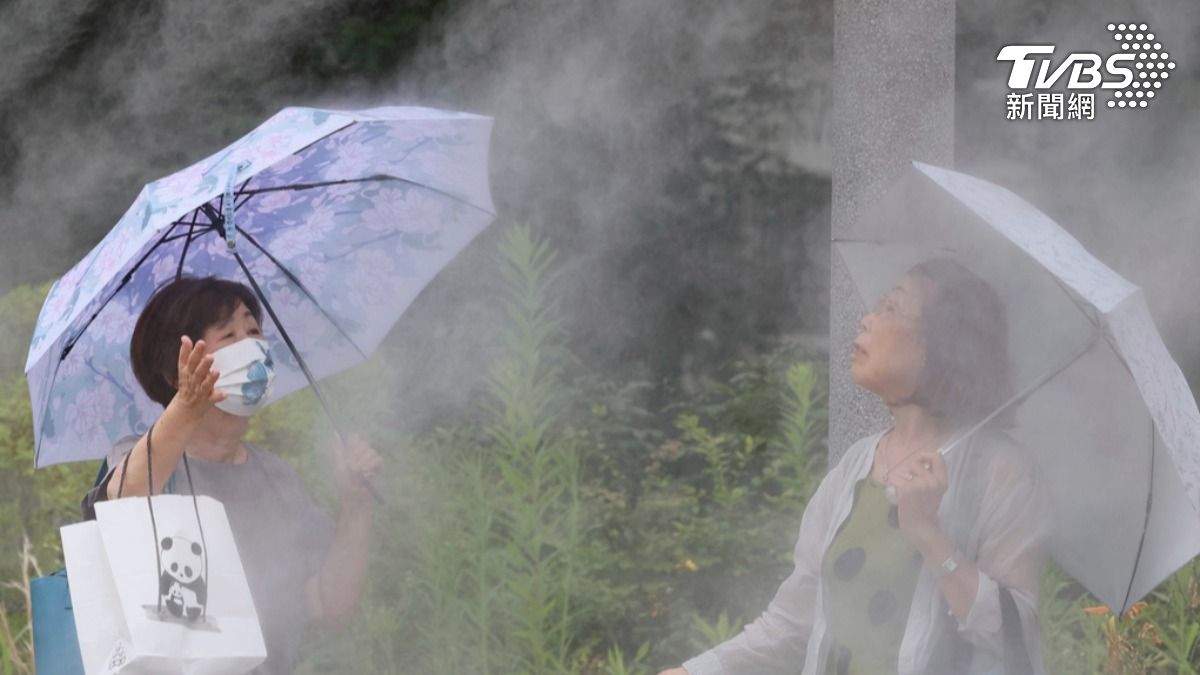 東京中暑死亡案例時隔六年突破百人。圖為東京都街道上的霧雨。 （圖／達志影像美聯社）