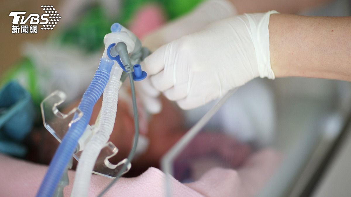 美國一名醫生用真空吸引器硬扯害死嬰兒。（示意圖／Shutterstock達志影像）