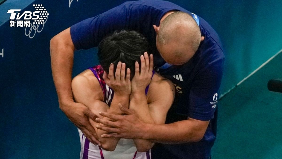 看到自己獲得決賽15.000高分，菲律賓體操選手尤洛激動掩面哭泣。（圖／達志影像美聯社）