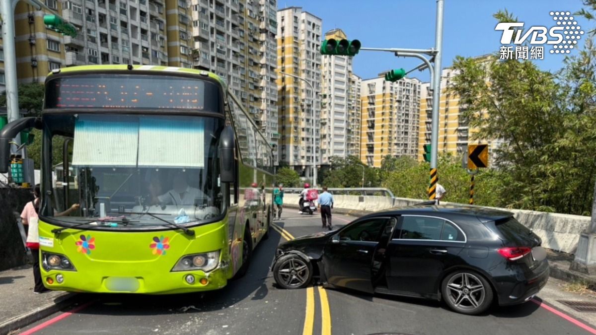 基隆中正區和豐橋上今日下午發生一起車禍。（圖／TVBS）