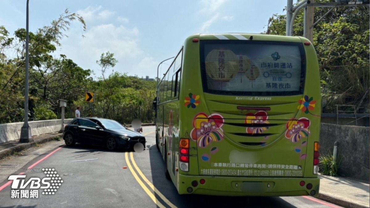 一名趙姓男子疑似不慎跨越雙黃線，與對向客運發生擦撞。（圖／TVBS）