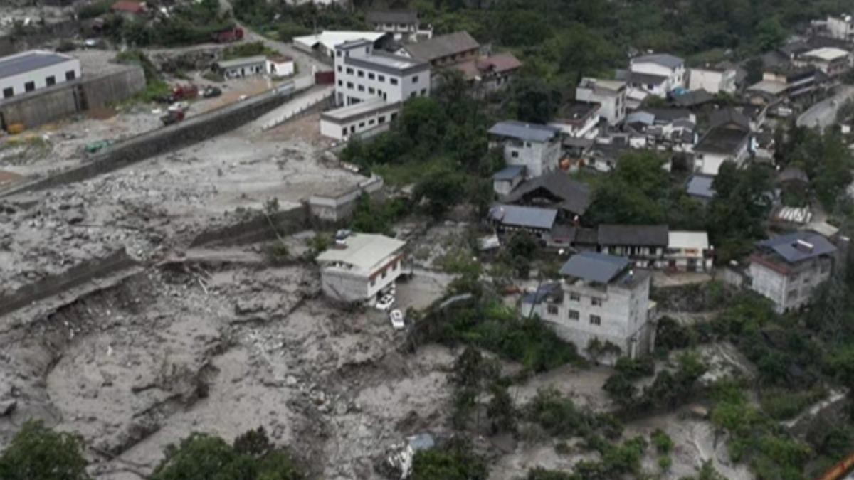 四川省康定市爆發山洪土石流。（圖／翻攝自微博）