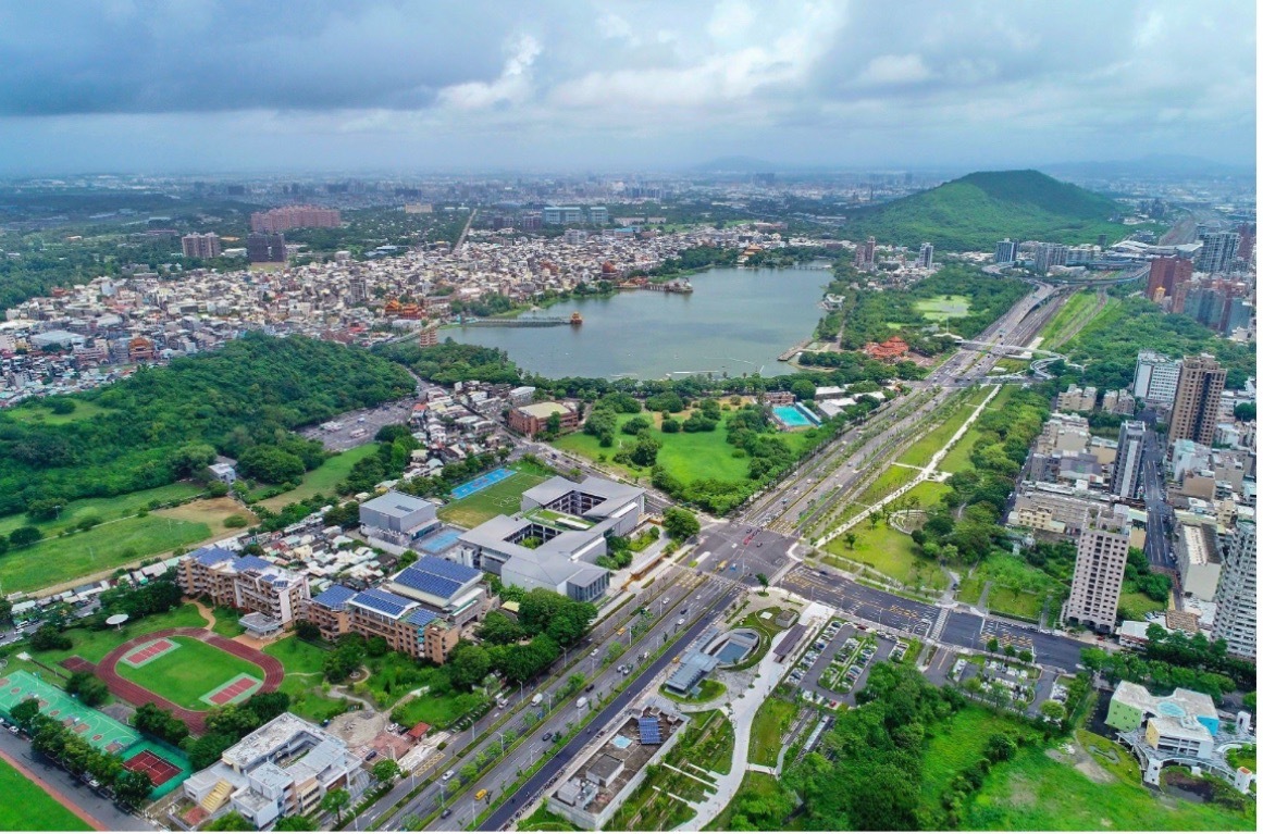 國立陽明交通大學、國立清華大學2分校將落腳高雄，規劃構想將採「以屋就樹」方式，保留原有喬木，促進建築與自然的和諧共生。（圖／中央社）