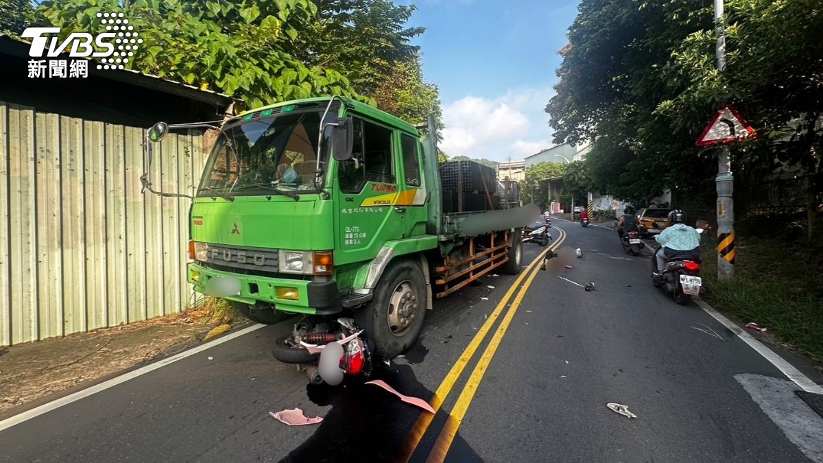 五股登林路稍早發生嚴重事故，1名騎士被輾過左腿導致粉碎性骨折。（圖／TVBS）