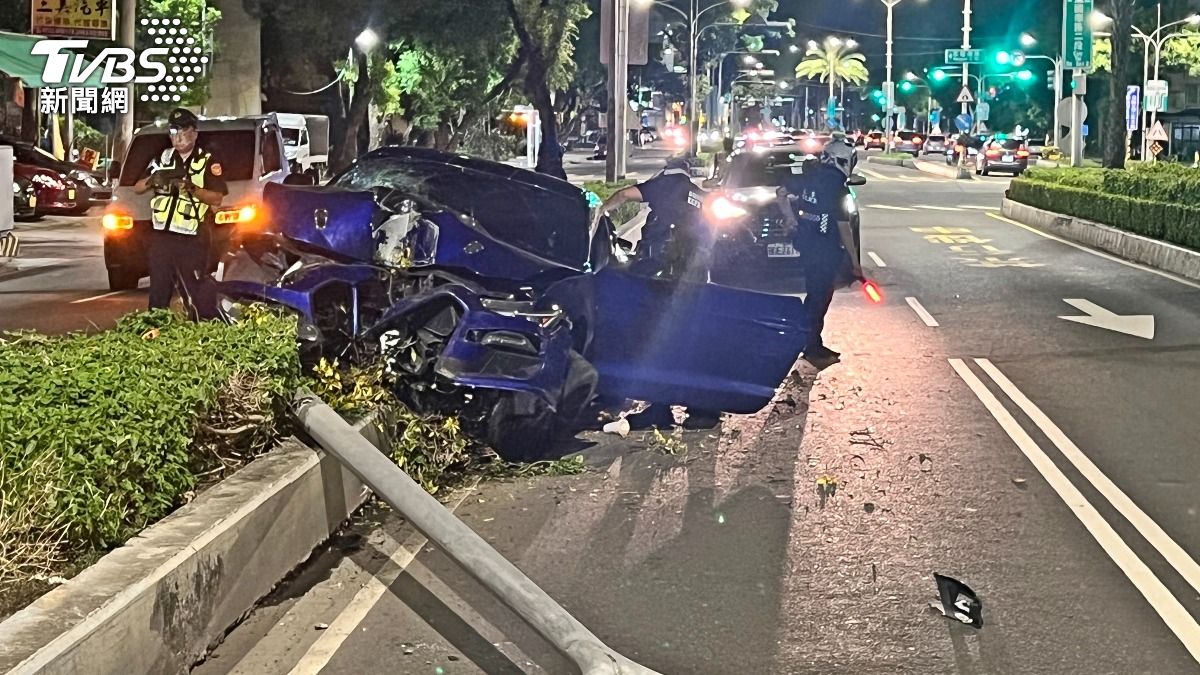 藍色寶馬與小貨車發生碰撞後衝上分隔島並撞上電杆。（圖／TVBS）