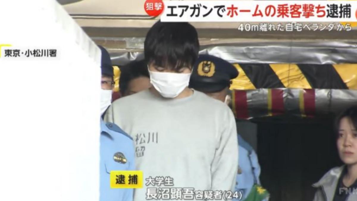 日男大生「持空氣槍」朝月台亂射被逮。（圖／翻攝富士新聞網）