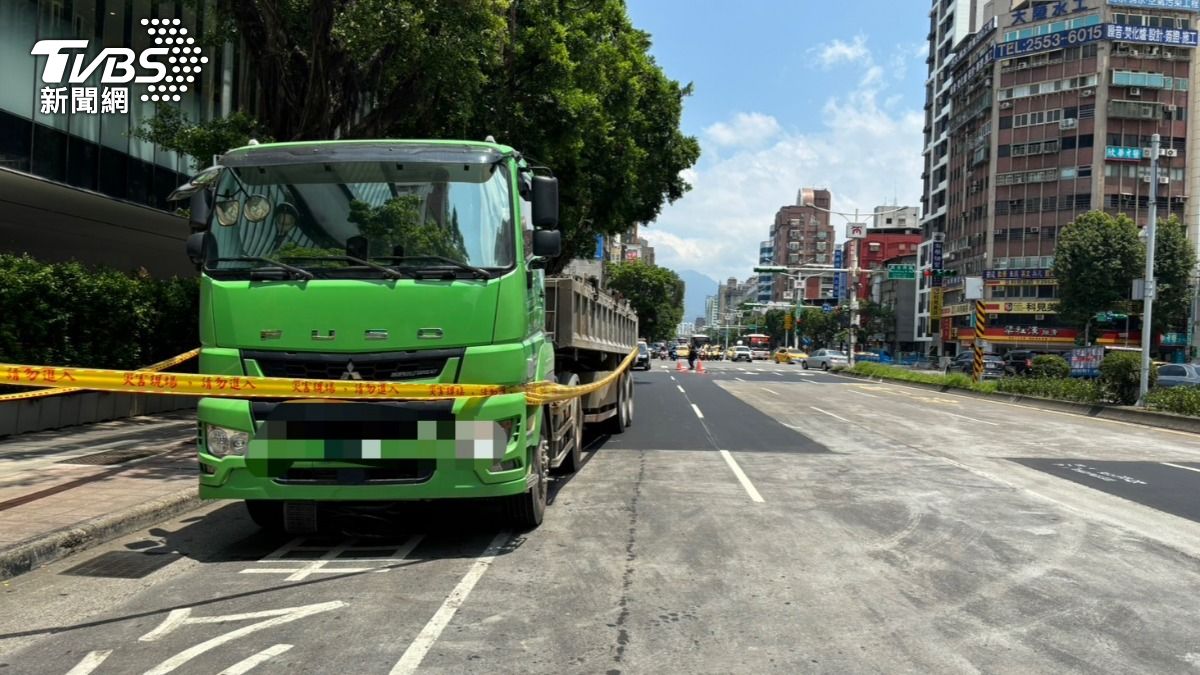 砂石車輾過單車，導致婦人當場死亡。（圖／TVBS）