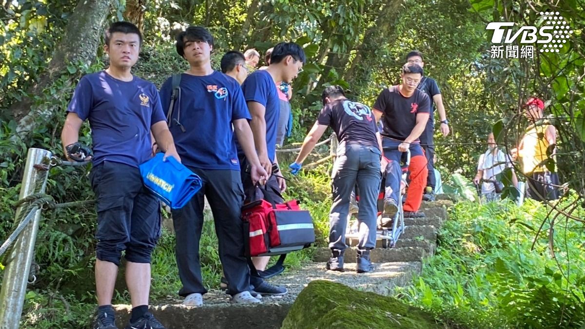 警消人員頂著大熱天上山搜救，最後將洪姓山友平安搬運下山並送醫救治。（圖／TVBS）