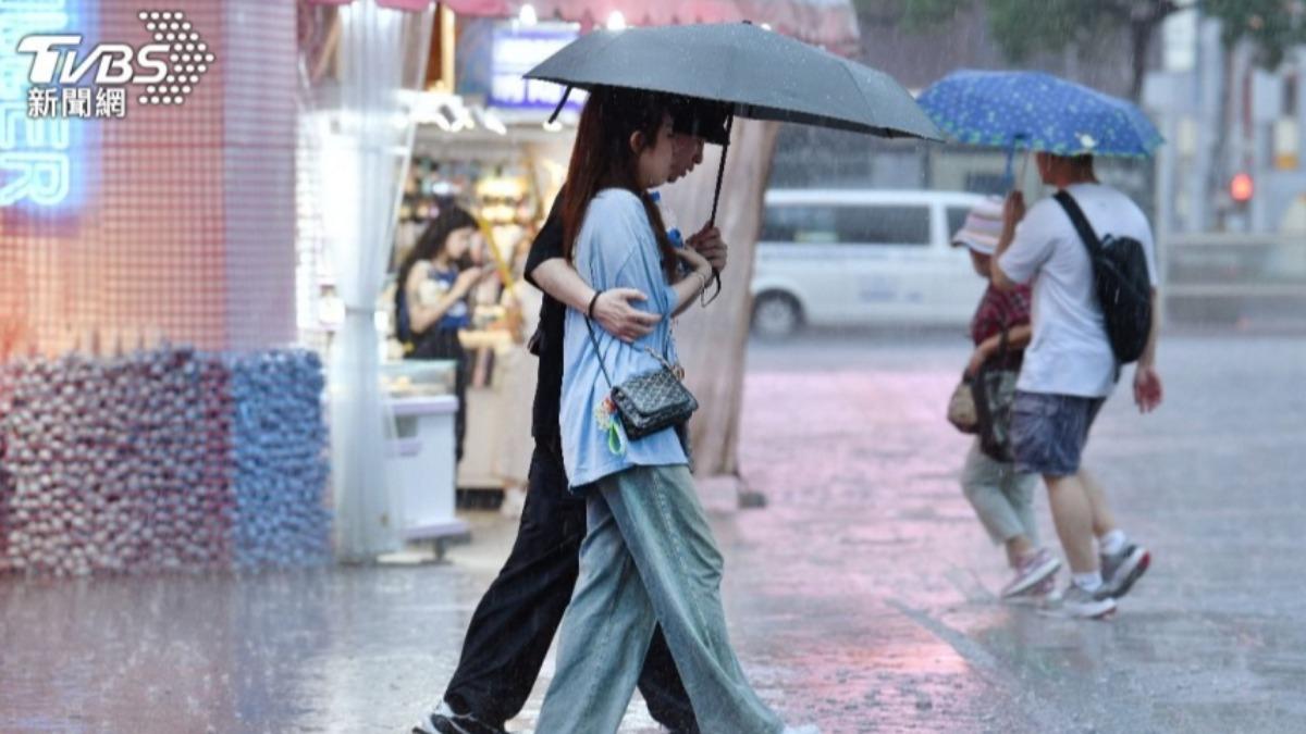 氣象署發布大雨特報。（圖／胡瑞麒攝）