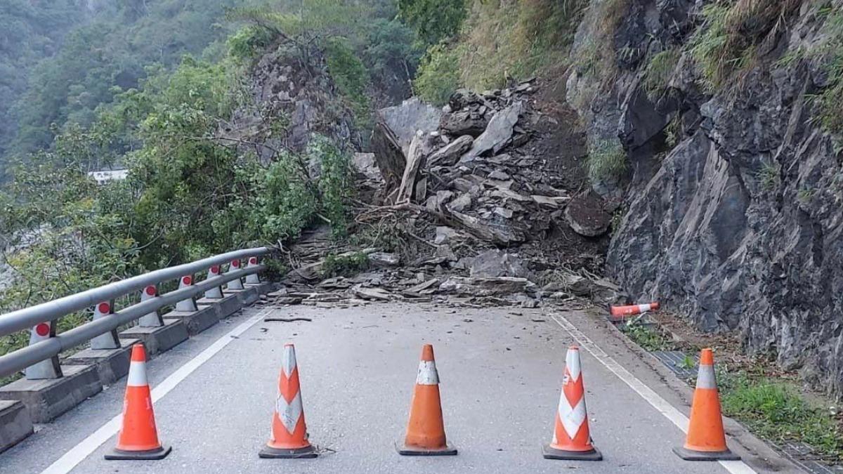 台東縣海端鄉台20線191K處新武路段發生邊坡坍方。（圖／翻攝自臺東縣警察局關山分局臉書）