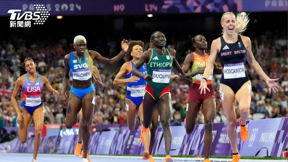 英國正妹田徑選手霍金森（右）擺脫連三亞命運，成功在巴黎奧運800公尺奪金。（圖／達志影像美聯社）