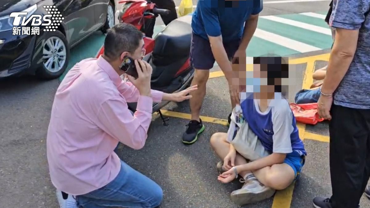 謝國樑目睹母女過馬路遭撞，急協助報警。（圖／TVBS）