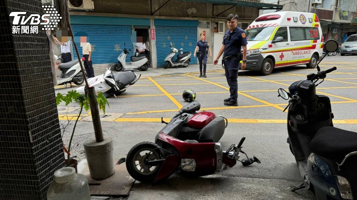 2輛機車在巷口發生擦撞，陳姓老翁當場失去生命徵象，所幸送醫後救回一命。（圖／TVBS）