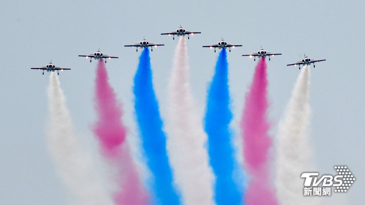 由於空軍逐步全面換裝新一代勇鷹高教機，今年可能是雷虎特技小組最後一年以AT-3教練機進行操演。（圖／胡瑞麒攝）