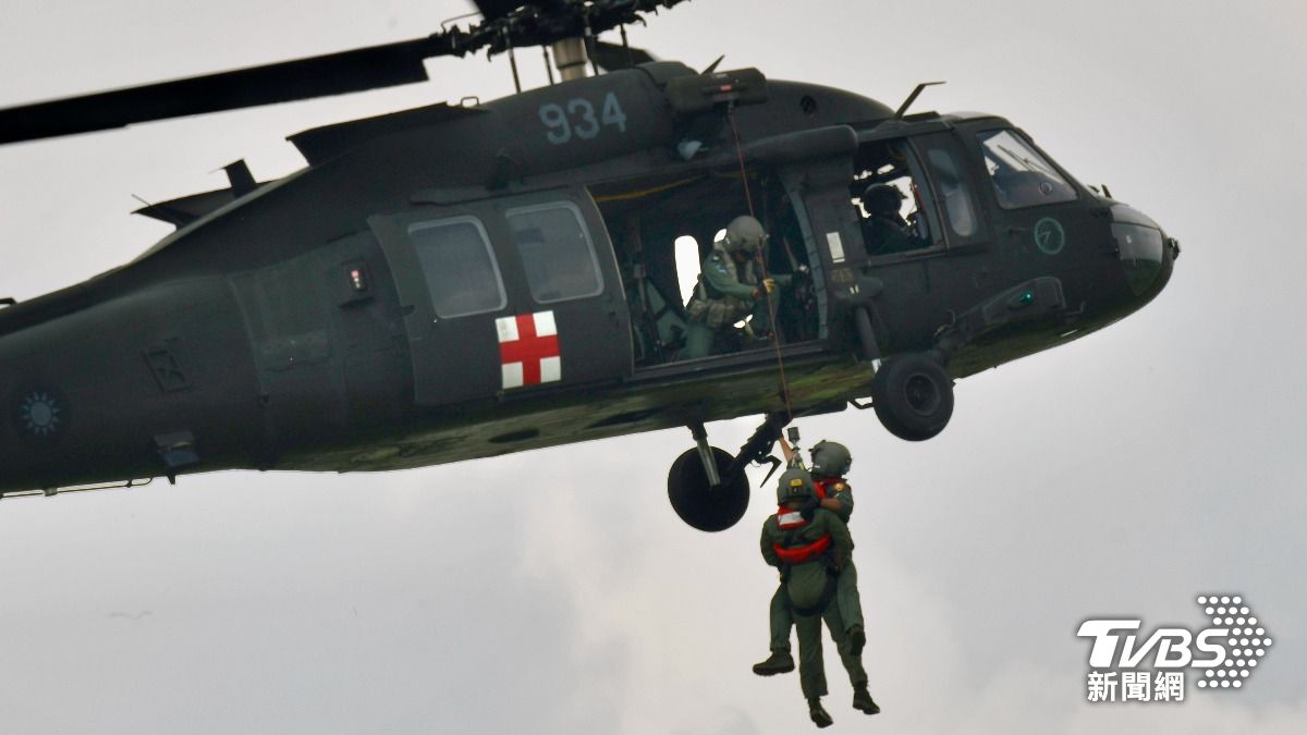 Photo for illustrative purposes only (TVBS News) Black Hawk helicopters rescue boy, tourist on Orchid Island