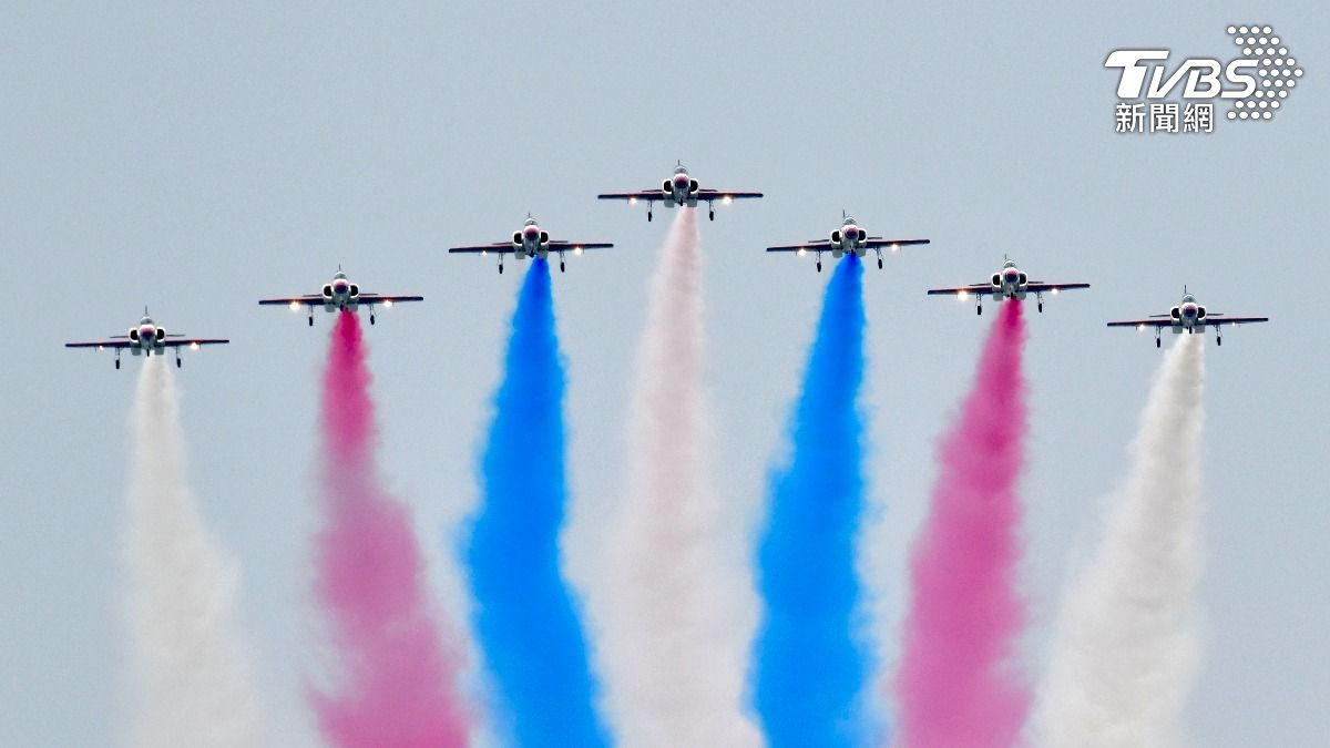 空軍嘉義基地營區開放日前預演畫面，空中操演由雷虎小組開場。（圖／胡瑞麒攝）