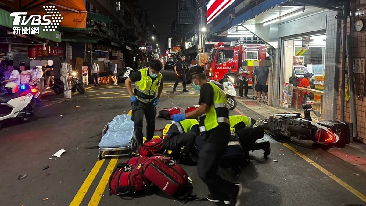 機車在巷口撞上小貨車，騎士當場失去生命跡象，大批警消到場搶救。（圖／TVBS）