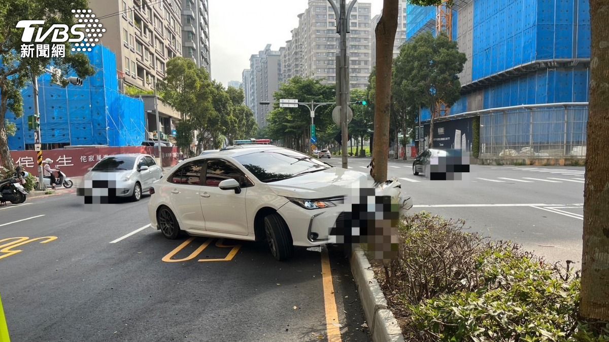 小轎車自撞分隔島，女駕駛落跑。（圖／TVBS）