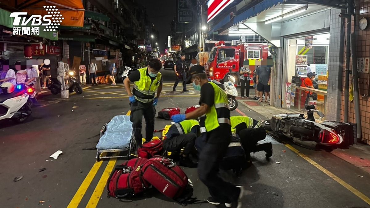 機車騎士巷口猛撞貨車後倒地命危，警方查出他疑似為失聯移工。（圖／TVBS）