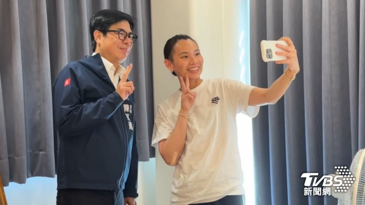 Kaohsiung mayor welcomes Tai Tzu-ying with rice balls (TVBS News) Kaohsiung mayor welcomes Tai Tzu-ying with rice balls