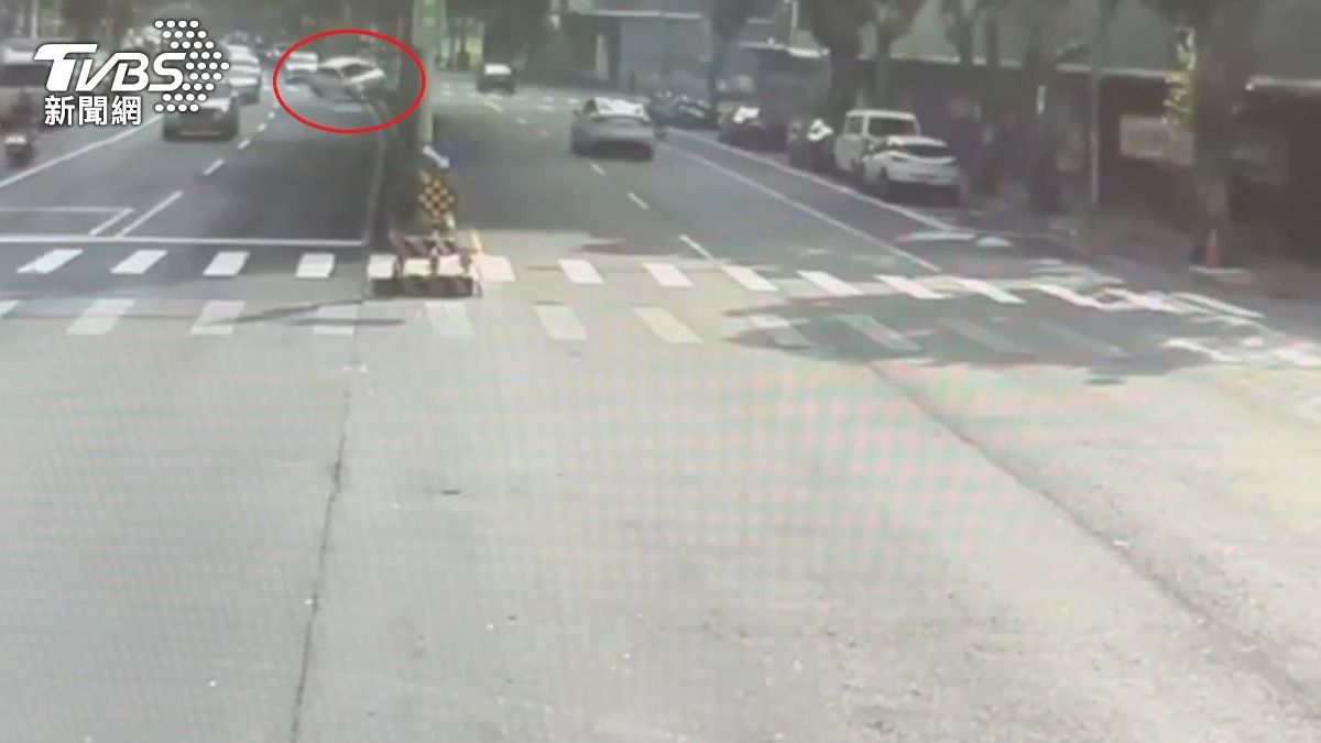 監視器拍下自撞過程。（圖／TVBS）